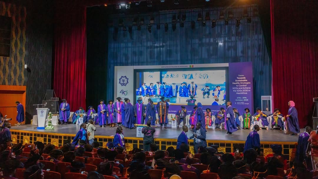 Fellows and delegates gathered on stage at the 40th AGSM in Dakar